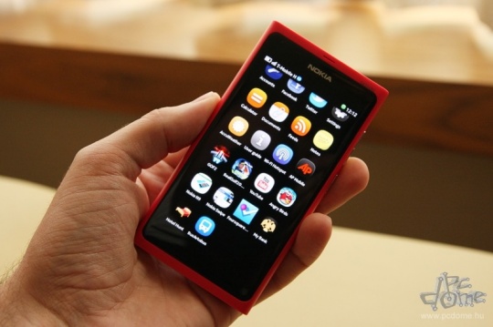 Nokia N9: MeeGo oprendszerrel érkezik az új okostelefon