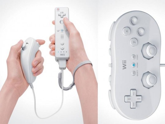 A Wii Remote a Nunchakkal, valamint a klasszikus formájú vezérlő A Wii Remote a Nunchakkal, valamint a klasszikus formájú vezérlő