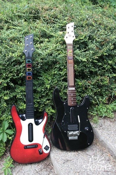 Egymás mellett a Logitech és a Band Hero gitárja Egymás mellett a Logitech és a Band Hero gitárja