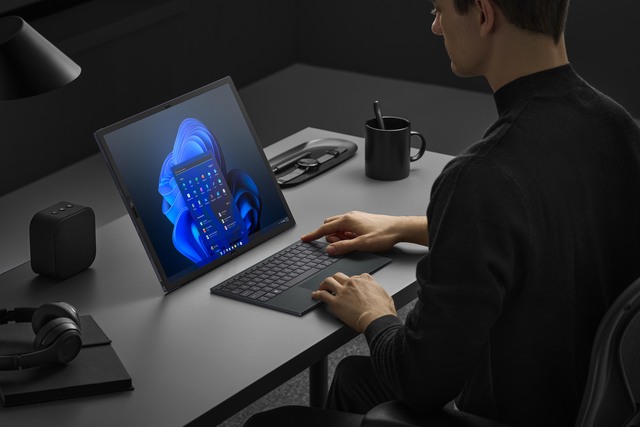 Az ASUS bejelentette a ZenBook 17 Fold OLED modelljét