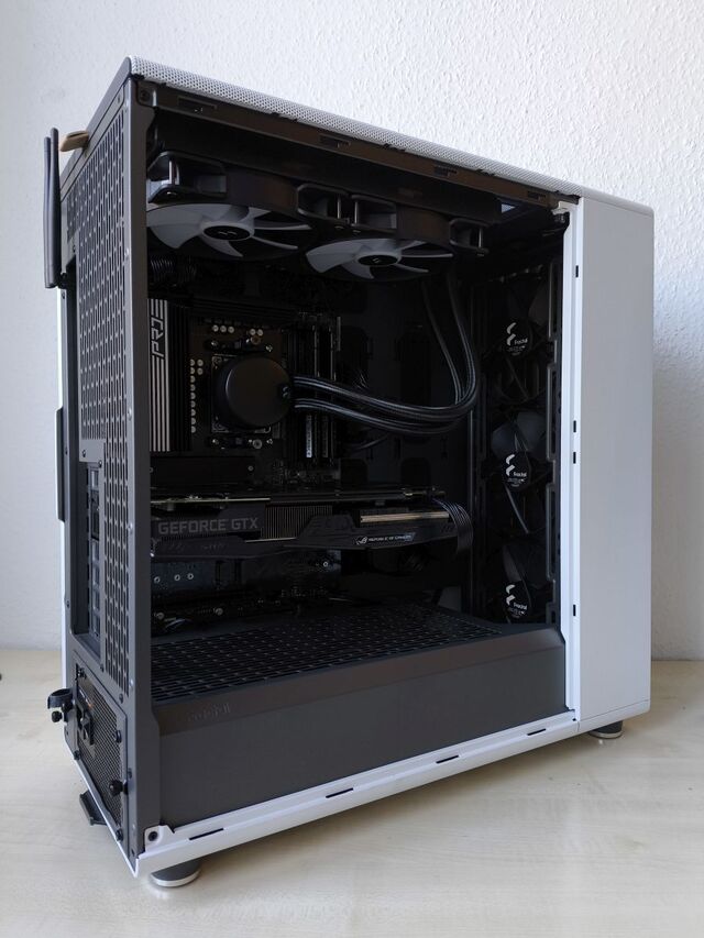 Fractal Design North XL ház és Lumen S28 RGB vízhűtés