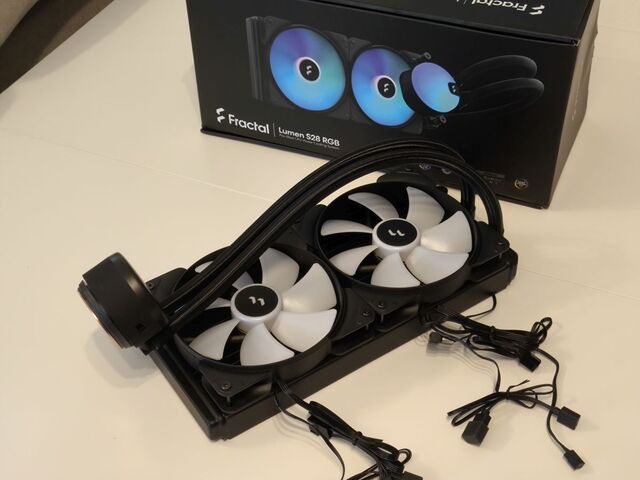 Fractal Design North XL ház és Lumen S28 RGB vízhűtés