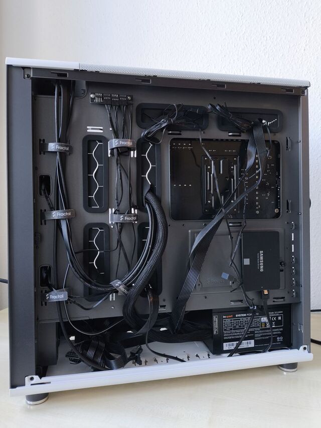 Fractal Design North XL ház és Lumen S28 RGB vízhűtés