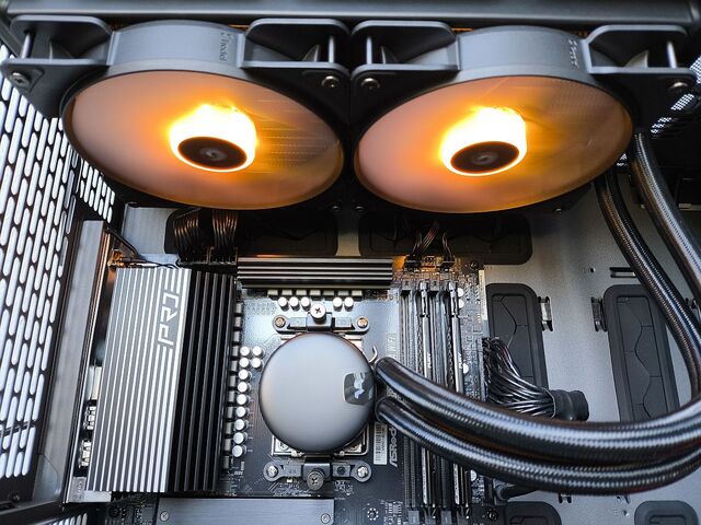 Fractal Design North XL ház és Lumen S28 RGB vízhűtés