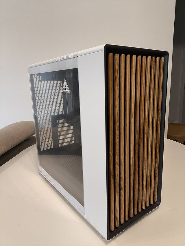 Fractal Design North XL ház és Lumen S28 RGB vízhűtés