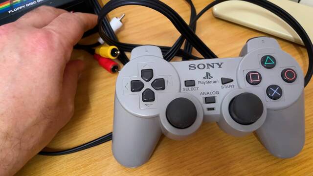 A Sony tervezett egy DualShock kontrollert, ami önmagában PlayStation is volt, de aztán a kukában végezte