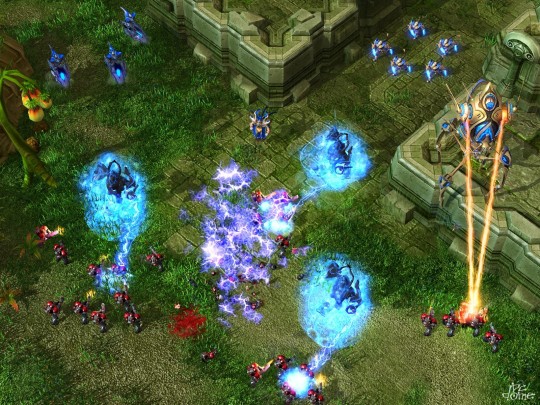 Mutalisk és Zergling egységek támadnak Protoss bázisra