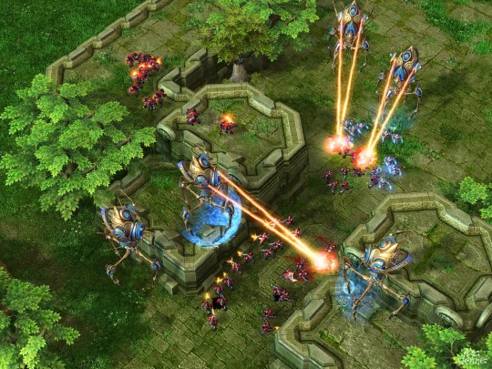 Protoss Colossus támad Terran egységekre