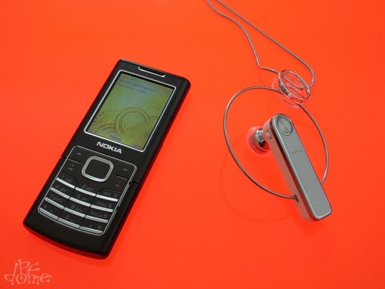 Nokia 6500 Classic és egy ékszerként is viselhető, nőknek tervezett headset
