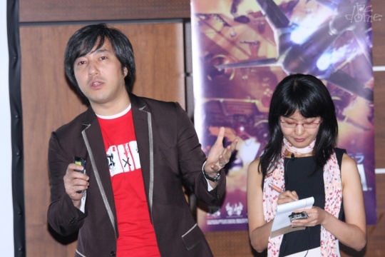 Goichi Suda és tolmácsa