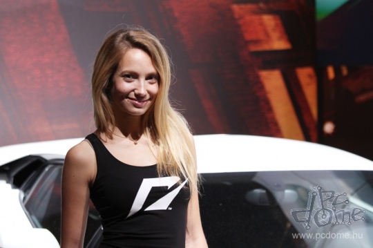 Gamescom 2011 booth babe galéria