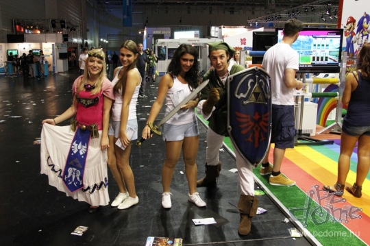 Gamescom 2011 booth babe galéria