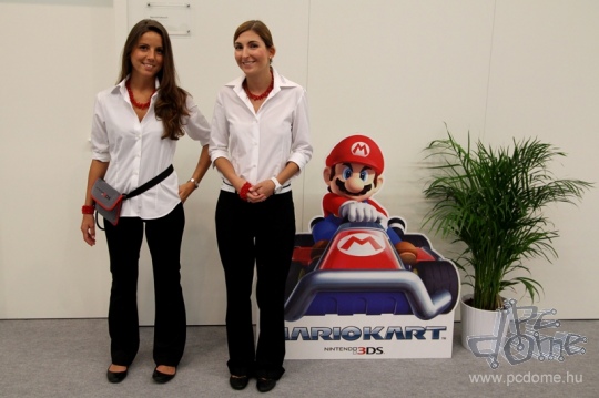 Gamescom 2011 booth babe galéria