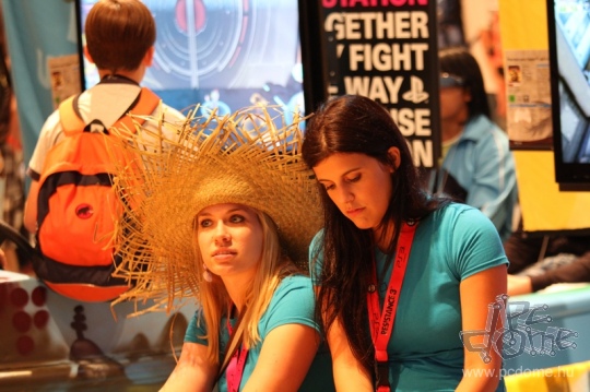 Gamescom 2011 booth babe galéria