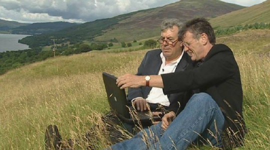 Terry Jones és Michael Palin filmüket nézi a skót hegyek között