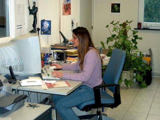 Lynn, a cég PR menedzsere