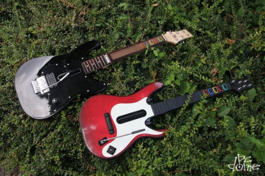 Egymás mellett a Logitech és a Band Hero gitárja