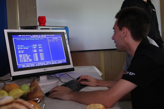 Machinálás a BIOS beállításokkal a nyári sajtórendezvényen