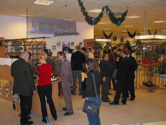 Logitech mintabolt nyílt Budapesten