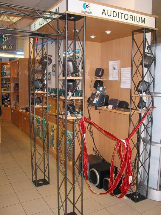 Logitech mintabolt nyílt Budapesten