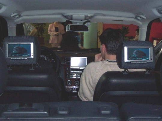 A Mercedes belölről, Pioneer TV-kkel