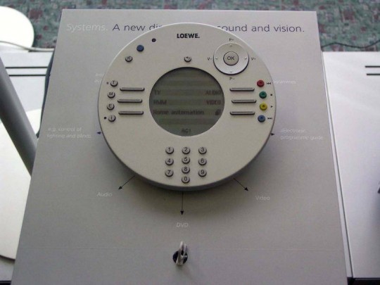 A Loewe Certos távirányítója - még a lámpát is lekapcsolhatjuk vele