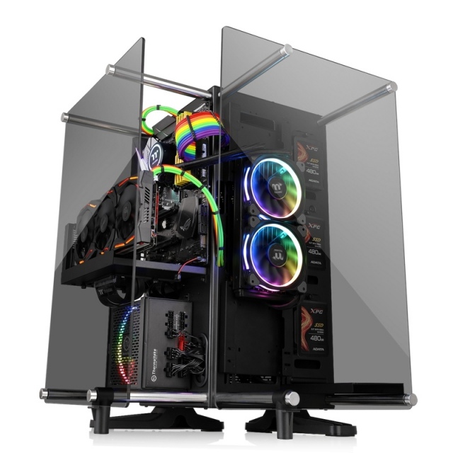 Izgalmas gépház moddereknek: Thermaltake Core P90