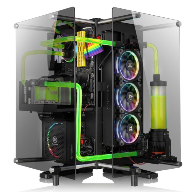 Izgalmas gépház moddereknek: Thermaltake Core P90