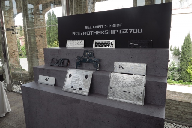 És ami az ASUS ROG Mothership belsejében van