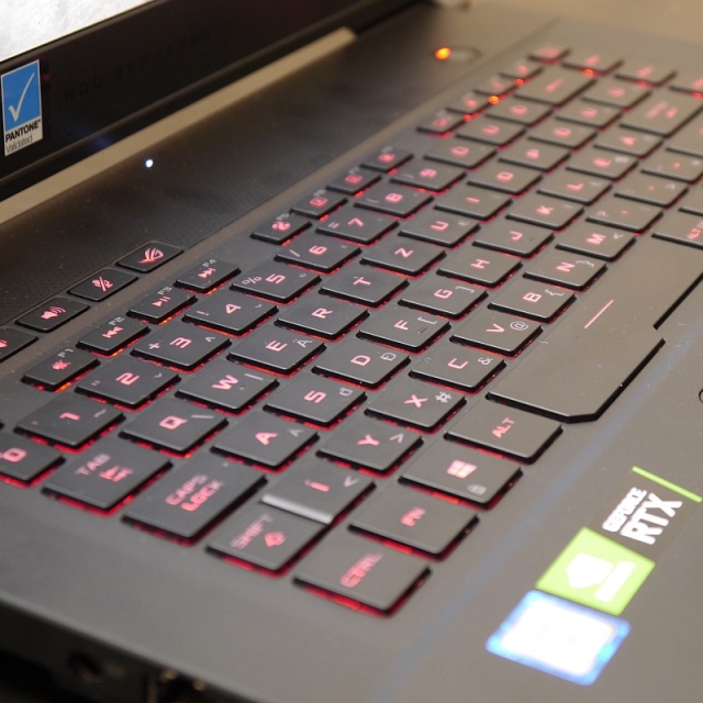 ASUS ROG Zephyrus S GX502G – Két kilóba mennyi gamer erő fér?