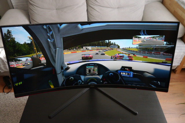 AOC GAMING CU34G3S monitorteszt – A képernyőnél már csak a vigyorom szélesebb.