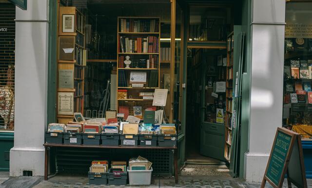 Mi minden kapható egy antikváriumban? (x)