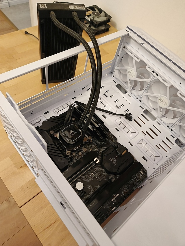 Endorfy Arx 700 White ARGB teszt – A hófehér paripa a herceg részére