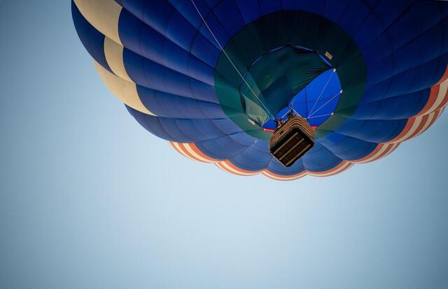 A csapatok összetartásának egyik legizgalmasabb módja: a hőlégballon kaland (x)