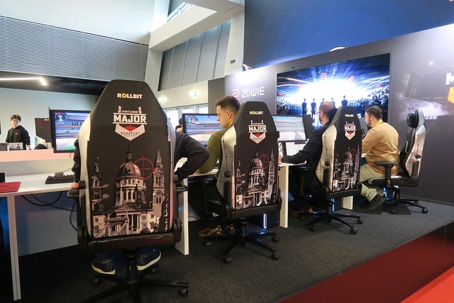 A Zowie 600 Hz-es gamer monitorain versenyeztek a budapesti CS2 Major torna résztvevői