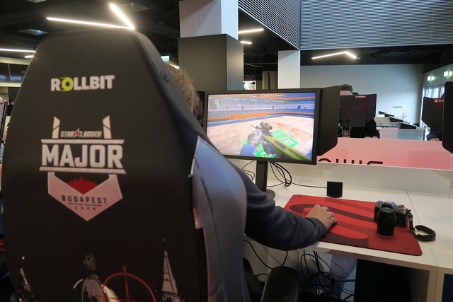 A Zowie 600 Hz-es gamer monitorain versenyeztek a budapesti CS2 Major torna résztvevői