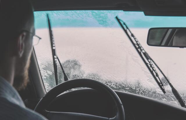 Téli autókészültség: miért elengedhetetlen a jégoldók és szélvédőmosók használata? (x)
